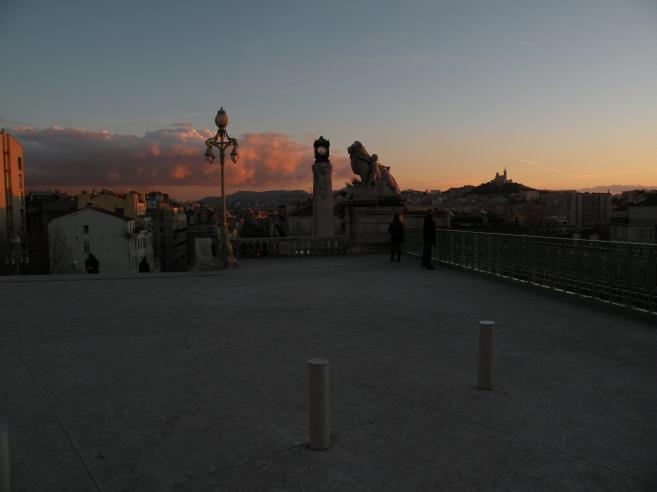  la ville vue depuis la gare SNCF, le soir
